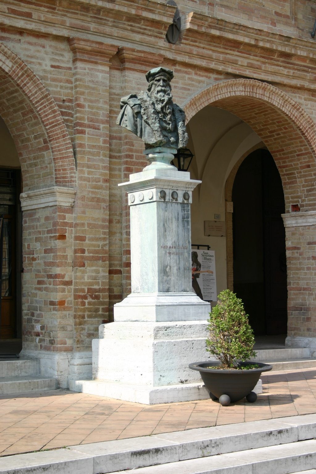 Bartolomeo%20Eustachi%27s%20monument%2C%20San%20Severino%20Marche%2C%20Italy%20-%2002.JPG